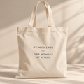 By Moments Tote Bag i råhvid bomuld med navy tryk på forsiden
