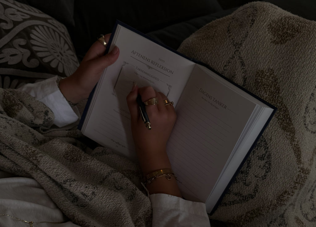 Before I Fall Asleep guidet aftenjournal fra By Moments i brug under en rolig stund i sofaen