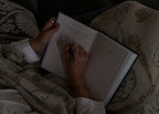 Before I Fall Asleep guidet aftenjournal fra By Moments i brug under en rolig stund i sofaen