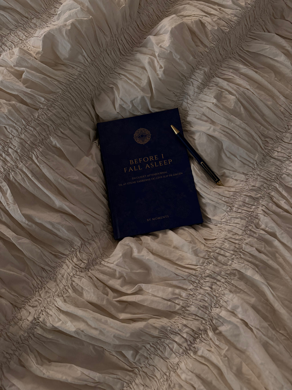 Before I Fall Asleep guidet aftenjournal fra By Moments med pen på en seng i rolige, varme omgivelser
