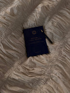 Before I Fall Asleep guidet aftenjournal fra By Moments med pen på en seng i rolige, varme omgivelser
