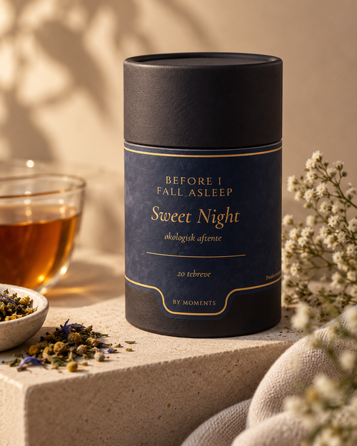 Sweet Night økologisk urtete fra By Moments med tebrev