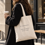 By Moments Tote Bag båret over skulderen