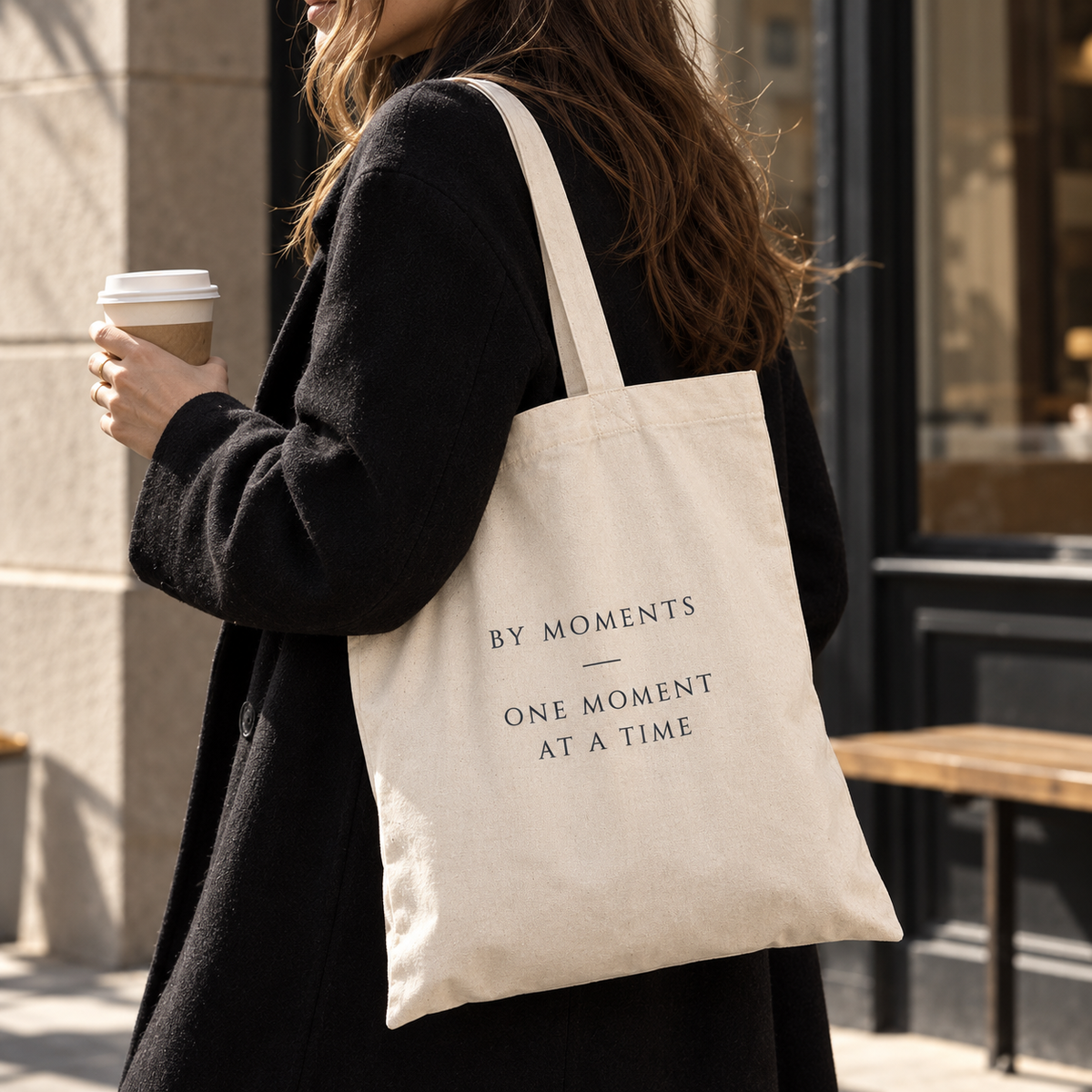 By Moments Tote Bag båret over skulderen