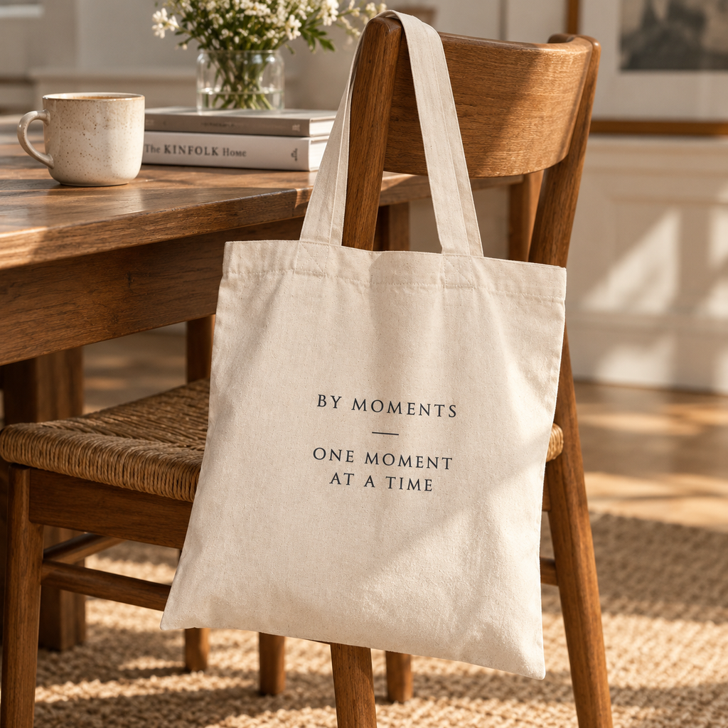 By Moments Tote Bag i råhvid bomuld ved et træbord