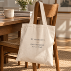 By Moments Tote Bag i råhvid bomuld ved et træbord